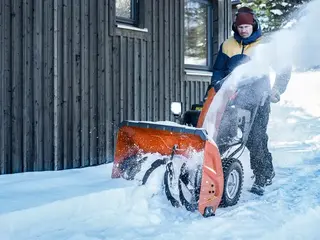 Mann som bruker snøfreser